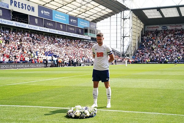 Preston-Kapitän Whiteman legt einen Kranz nieder. - © Martin Rickett/PA Wire/dpa