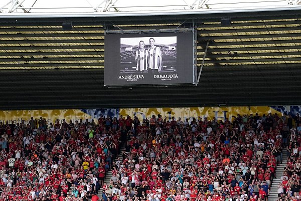 Bei einer Schweigeminute ringen Fans und Spieler um Fassung. - © Martin Rickett/PA Wire/dpa