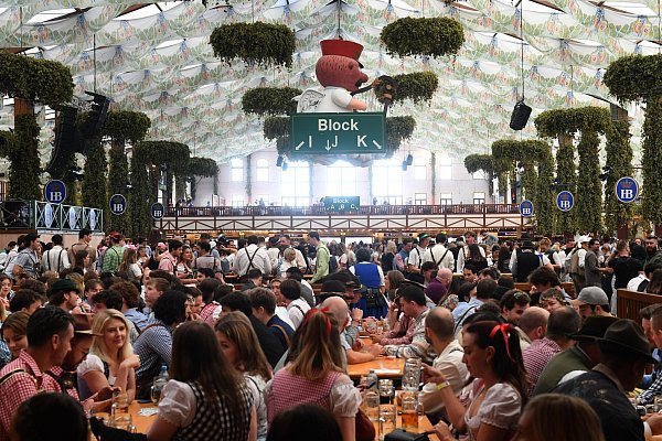 Das Münchner Oktoberfest startet. - © Felix Hörhager/dpa