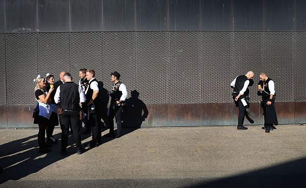 Erst um 12 Uhr konnten die Bedienungen Bier verteilen. - © Karl-Josef Hildenbrand/dpa
