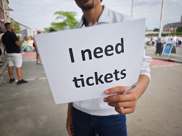 Längst nicht alle Ticketwünsche haben sich erfüllt, entsprechend suchen Fans noch Möglichkeiten, doch in die Arenen zu kommen. - © Frank Rumpenhorst/dpa