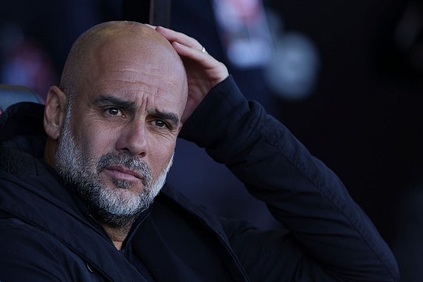 Pep Guardiola mühte sich mit Manchester City in die nächste Runde. - © Ian Walton/AP/dpa