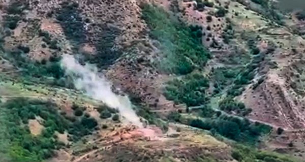 Videostandbild des aserbaidschanischen Verteidigungsministeriums: Rauch steigt über einem Gebiet auf, in dem sich nach aserbaidschanischen Angaben Stellungen der armenischen Streitkräfte befinden. - © ---/Defense Ministry of Azerbaijan/AP/dpa