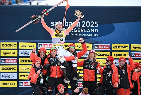 Linus Straßer lässt sich für Bronze feiern. - © Barbara Gindl/APA/dpa