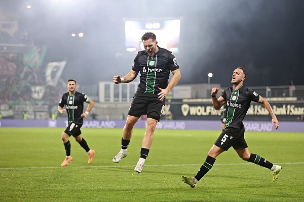 Hannover 96 jubelt über den Ausgleich in Elversberg. - © Fabian Kleer/Fußball-News Saarland/dpa