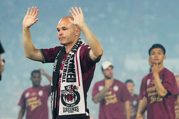 Der letzte Spielervertrag von Andres Iniesta war im Juni ausgelaufen. - © Hiro Komae/AP/dpa