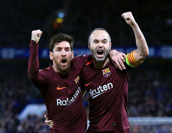 Zwei Große des Weltfußballs: Lionel Messi und Andrés Iniesta - © Nick Potts/PA Wire/dpa
