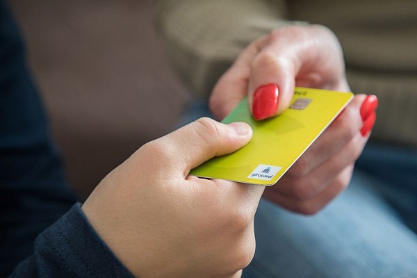 Nicht nur die Girocard ist bei vielen Kinderkonten dabei, mitunter wird auch eine Prepaid-Kreditkarte fürs Ausland mit ausgehändigt. - © Christin Klose/dpa-tmn