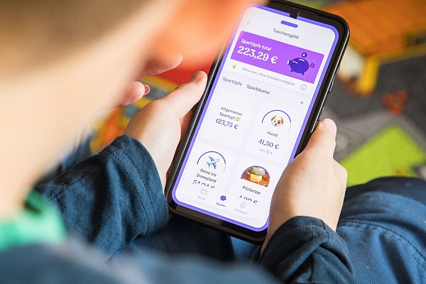 Übersicht dank Konto-App: Bei einigen Kinderkonten können Kinder und Eltern online die Umsätze abrufen. - © Christin Klose/dpa-tmn