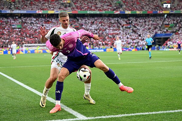 Der Berliner Marton Dardai (hinten) steht vor seinem siebten Länderspieleinsatz für Ungarn. - © Federico Gambarini/dpa
