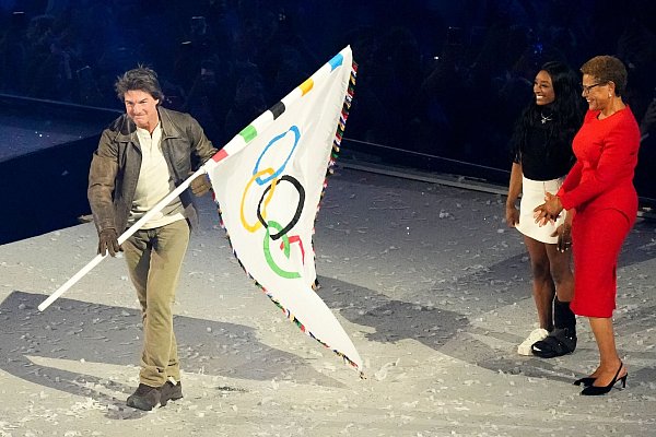 Hollywoodstar Tom Cruise übernahm die olympische Flagge für Los Angeles 2028. - © Rebecca Blackwell/AP/dpa