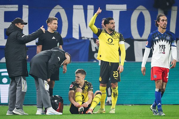 Nico Schlotterbeck (sitzend) hat sich am Fuß verletzt. (Archivbild) - © Christian Charisius/dpa