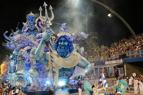 Nicht nur die Tänzerinnen und Tänzer, auch die Wagen sind in São Paulo besonders geschmückt. - © Andre Penner/AP/dpa