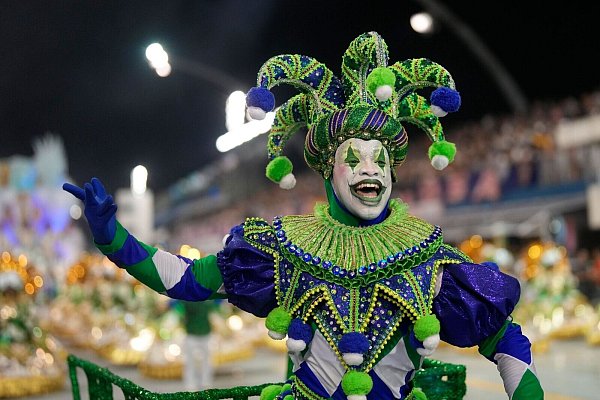 Auch ein Harlekin darf beim Umzug in São Paulo nicht fehlen. - © Andre Penner/AP/dpa