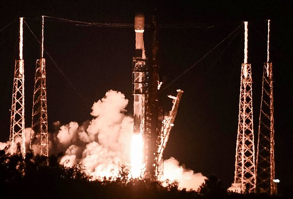 Falcon-9-Raketen von SpaceX können zahlreiche Starlink-Satelliten gleichzeitig ins All bringen. (Archivbild) - © Craig Bailey/Florida Today via AP/dpa