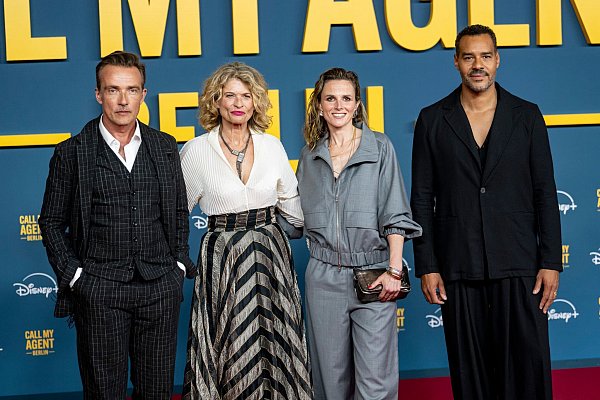 Stark: die Schauspieler Lucas Gregorowicz (l-r), Gabrielle Scharnitzky, Karin Hanczewski, Schauspielerin und Michael Klammer als hartnäckige Agenten in «Call My Agent Berlin» (Archivbild). - © Fabian Sommer/dpa