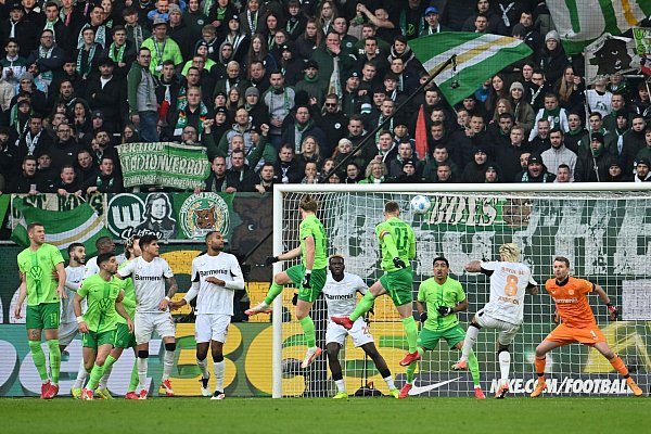 Nur einen Punkt geholt: Der deutsche Meister Bayer Leverkusen mit Torwart Lukás Hrádecký beim 0:0 in Wolfsburg. - © Swen Pförtner/dpa