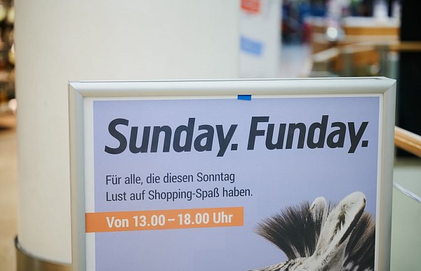 Immer wieder gibt es die Möglichkeit, sonntags einkaufen zu gehen. (Archivbild) - © Annette Riedl/dpa