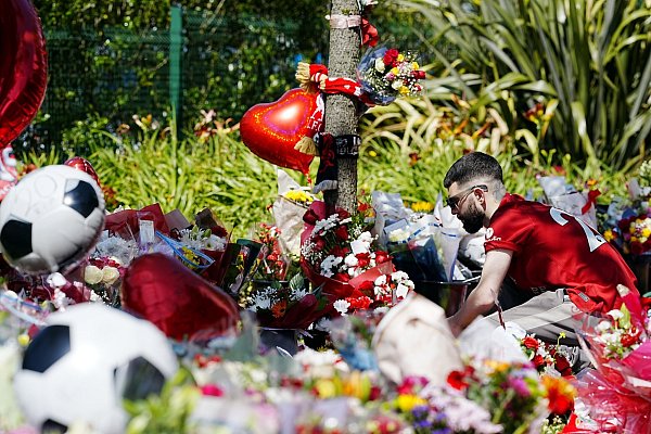 Die Trauer ist bei den Liverpool-Fans groß. - © Peter Byrne/PA Wire/dpa