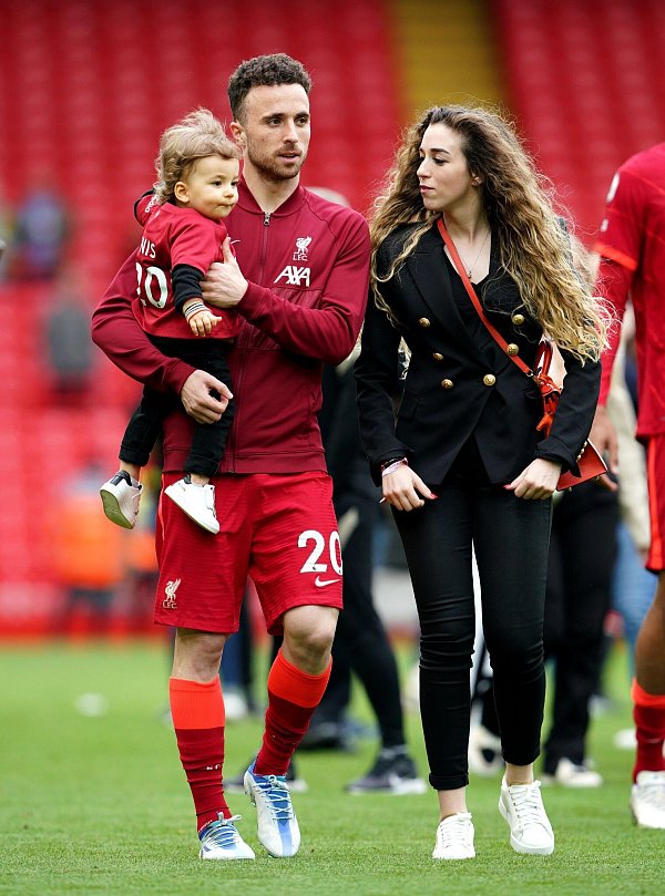 Liverpools Diogo Jota mit seiner Frau Rute Cardoso. - © Peter Byrne/PA Wire/dpa