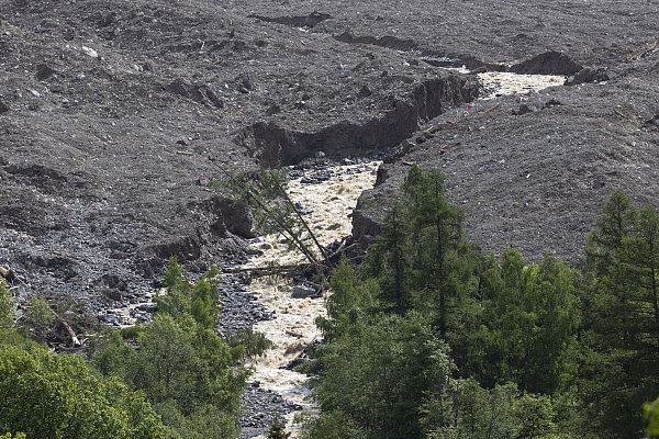 Der Fluss Lonza hat sich schon tief in den Schuttkegel gegraben. - © Cyril Zingaro/KEYSTONE/dpa