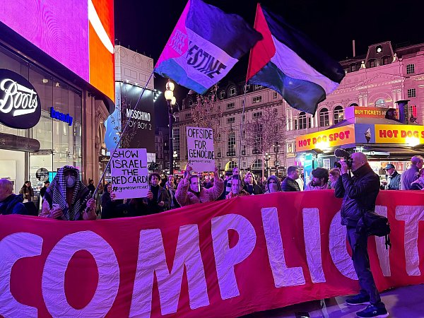 Der Konflikt beschäftigt den Fußball schon länger. - © Jan Mies/dpa