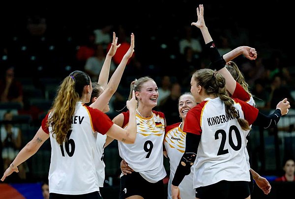 Das deutsche Team gewann trotz eines Rückstandes noch 3:2 gegen die Französinnen. - © volleyballworld/DVV/dpa