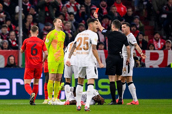 Schlüsselszene im Pokal-Duell: Bayern-Torwart Manuel Neuer sieht die Rote Karte nach einem Foul außerhalb des Strafraums. - © Tom Weller/dpa