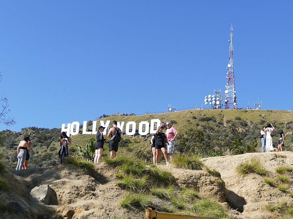 Der Schriftzug ist ein Wahrzeichen von Hollywood. (Archivbild) - © Barbara Munker/dpa