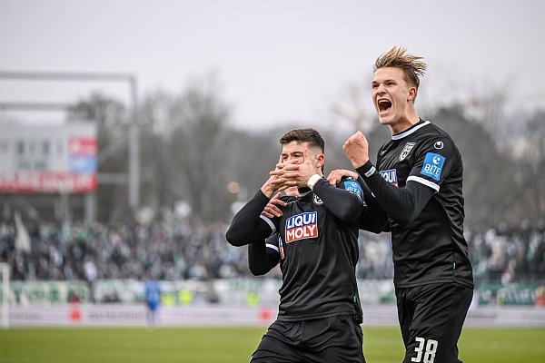 Wieder meldet sich der Video-Schiedsrichter: Semir Telalovic (l) gleicht für Ulm aus. - © Harry Langer/dpa