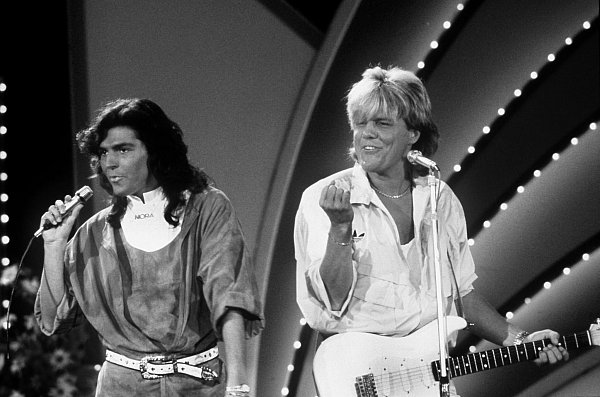 Das deutsche Pop-Duo Modern Talking mit Thomas Anders (links) und Dieter Bohlen bei einem Auftritt im Oktober 1985. - © Von_Maydell/dpa