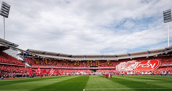 Die Nürnberger Fans stimmten ihre Mannschaft eindrucksvoll ein. - © Daniel Karmann/dpa
