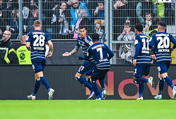 Davie Selke (2.v.l.) hatte den HSV früh in Führung gebracht. - © Silas Schueller/Defodi Images/dpa