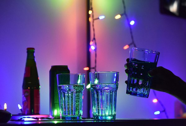 Für K.o.-Tropfen, die als «Vergewaltigungsdroge» eingesetzt werden, sollen Verbote kommen. (Archivbild) - © Christian Thiele/dpa/dpa-tmn