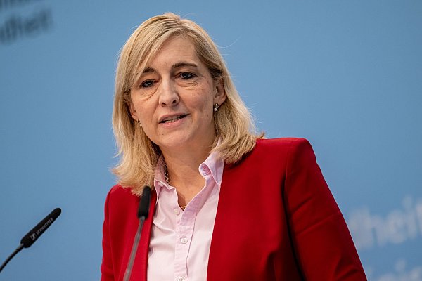 Ministerin Nina Warken warnt vor Gesundheirsrisiken durch Lachgas. (Archivbild) - © Fabian Sommer/dpa