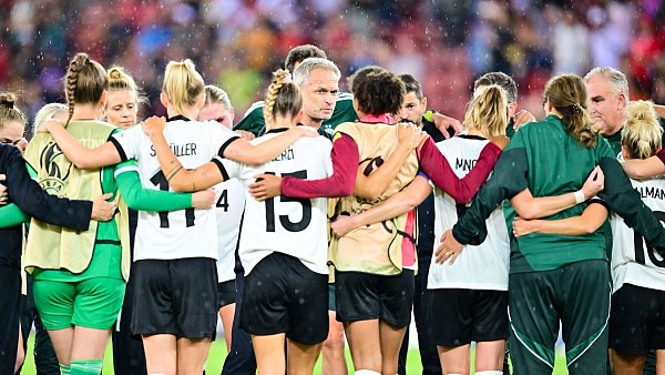 Frauen-Nationalteam mit Bundestrainer Christian Wück (M.) fordern Frankreich - © Sebastian Christoph Gollnow/dpa
