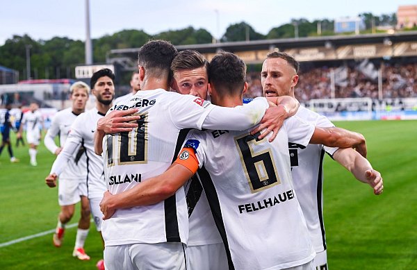 Die Elversberger Spieler jubeln über das Ausgleichstor. - © Silas Schüller/DEFODI Images/dpa