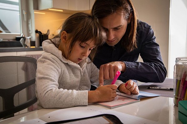Stift richtig halten und Schwung holen: Wer die Schreibschrift automatisch beherrscht, kann sich viel besser auf den Inhalt konzentrieren. - © Christin Klose/dpa-tmn