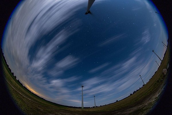 Schon seit Monatsbeginn tauchen die Meteore am Nachthimmel auf. - © Jens Büttner/dpa