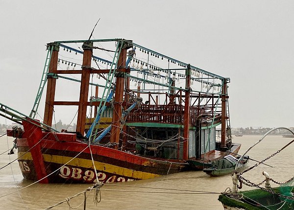 Nach dem Sturm werden auch mehrere Fischer auf dem Meer vermisst. - © Võ Th? Dung/VNA/AP/dpa
