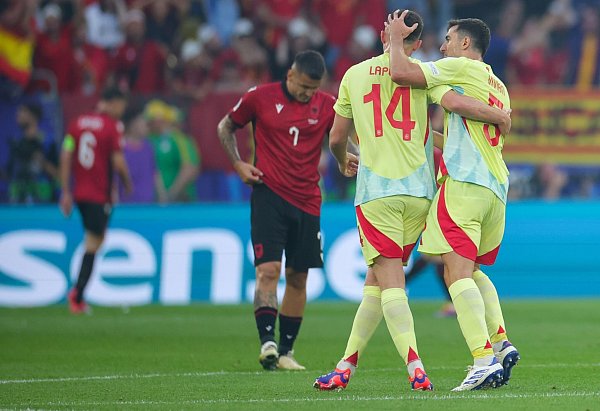Spaniens Aymeric Laporte und Dani Vivian jubeln über das Tor zum 1:0. - © Rolf Vennenbernd/dpa