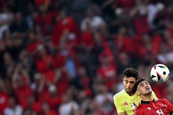 Voller Körpereinsatz von Albaniens Qazim Laci (r) und Spaniens Mikel Merino. - © Marius Becker/dpa
