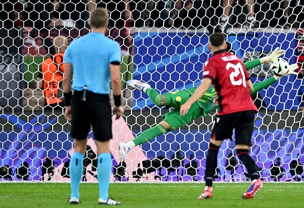 Spaniens Torhüter David Raya pariert den Ball und verhindert den Ausgleich. - © Marius Becker/dpa