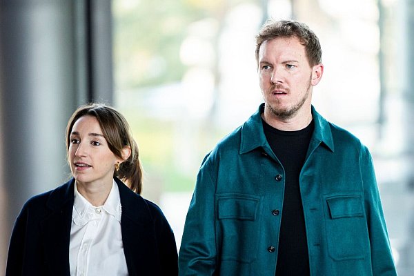 Bundestrainer Julian Nagelsmann und seine Partnerin Lena Wurzenberger bei der Verleihung der Sepp-Herberger-Awards in der Wolfsburger Autostadt. - © Michael Matthey/dpa
