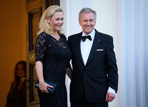 Im Mai 2024 waren die Wulffs noch gemeinsam bei einem Staatsbankett zu Ehren des französischen Präsidenten Emmanuel Macron im Schloss Bellevue. (Archivbild) - © Bernd von Jutrczenka/dpa