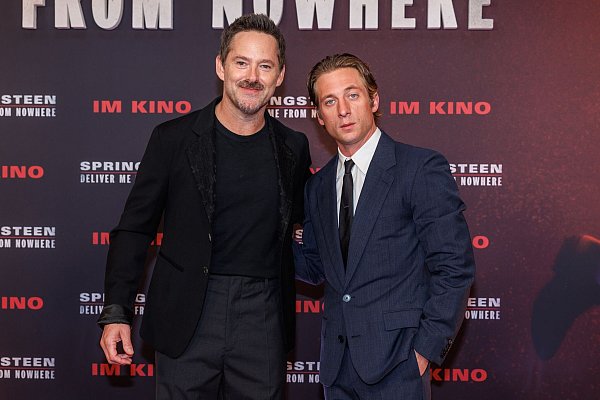 Regisseur Scott Cooper (l) und Schauspieler Jeremy Allen White kamen zur Premiere nach Berlin. - © Andreas Gora/dpa