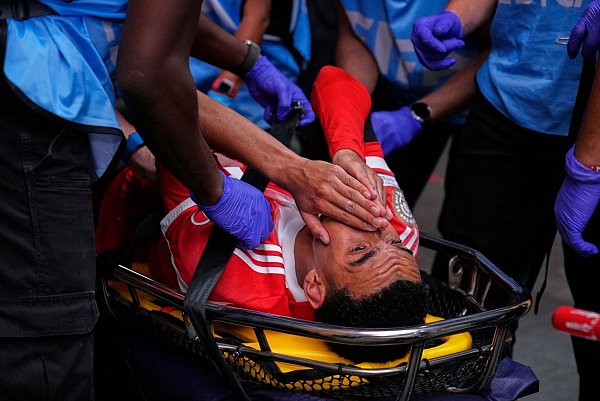 Jamal Musiala muss mit einer Trage abtransportiert werden. - © Brynn Anderson/AP/dpa