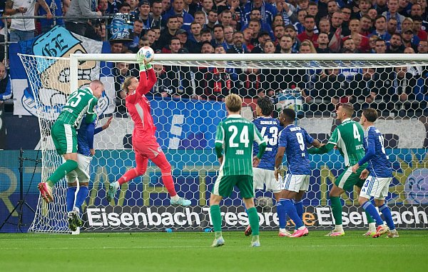 Keine Gefahr für Schalke-Keeper Karius. - © Bernd Thissen/dpa