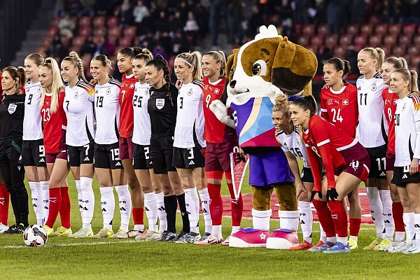 Das EM-Maskottchen Maddli ist nach Madeleine Boll benannt, der ersten Schweizer Fußballerin mit Lizenz. - © Michael Buholzer/KEYSTONE/dpa