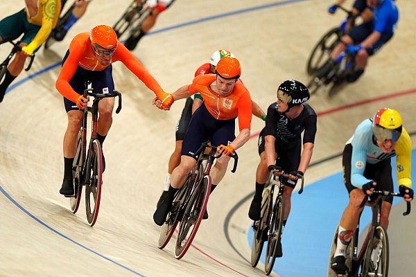 Die Niederländer Jan Willem van Schip (l) und Yoeri Havik und im Madison-Finale der Männer. - © David Davies/PA Wire/dpa